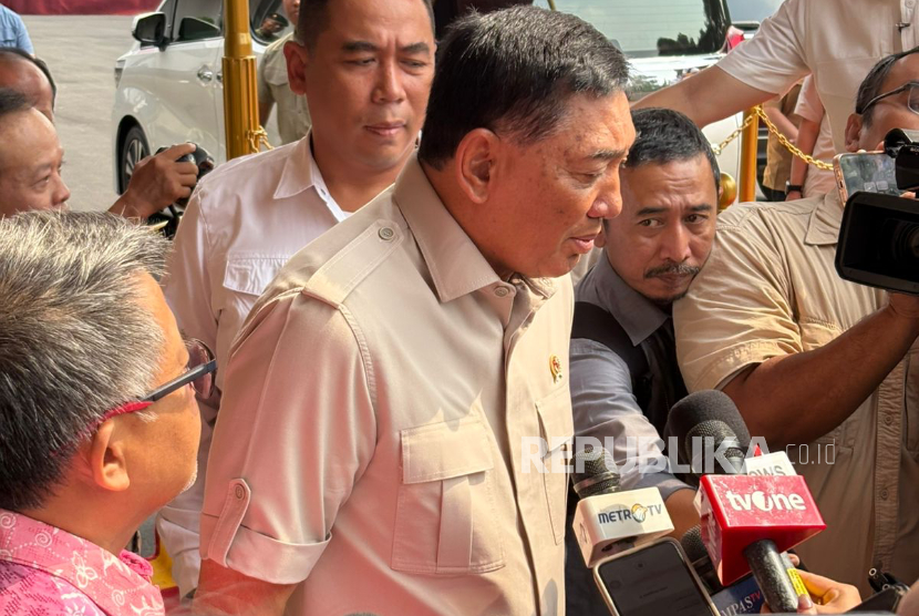 Menteri Pertahanan (Menhan) Jenderal (Purn) Sjafrie Sjamsoeddin dan  Ketua Dewan Syura Partai Keadilan Sejahtera (PKS) Mohamad Sohibul Iman (kiri) di kantor Kemenhan, Jakarta Pusat, Jumat (17/10/2025).