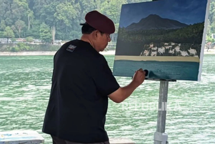 Presiden ke-6 RI Susilo Bambang Yudhoyono (SBY) melukis pemandangan Telaga Sarangan di Kabupaten Magetan, Jawa Timur, Jumat (17/10/2025).