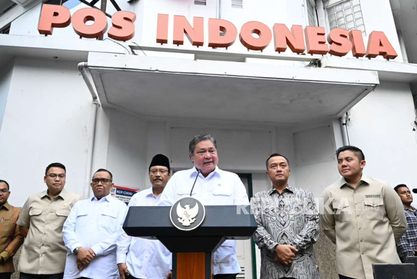 Menteri Koordinator Bidang Perekonomian Airlangga Hartarto meluncurkan program BLT Kesra di Kantor Pos Cikini, Jakarta Pusat, Jumat (17/10/2025) sore WIB.