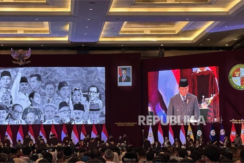 Presiden RI Prabowo Subianto saat menghadiri sidang senat terbuka wisuda di Universitas Kebangsaan Republik Indonesia (UKRI), Kota Bandung, Jawa Barat, Sabtu (18/10/2025).