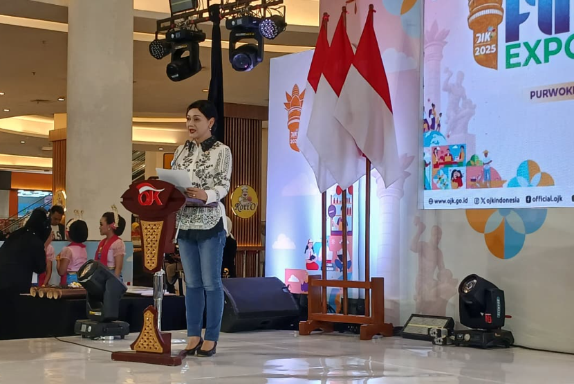 Kepala Eksekutif Pengawas Perilaku Pelaku Usaha Jasa Keuangan, Edukasi dan Pelindungan Konsumen OJK Friderica Widyasari Dewi saat membuka Financial Expo Bulan Inklusi Keuangan 2025 di Rita Supermall, Kecamatan Purwokerto, Kabupaten Banyumas, Jawa Tengah, Sabtu (18/10/2025).  
