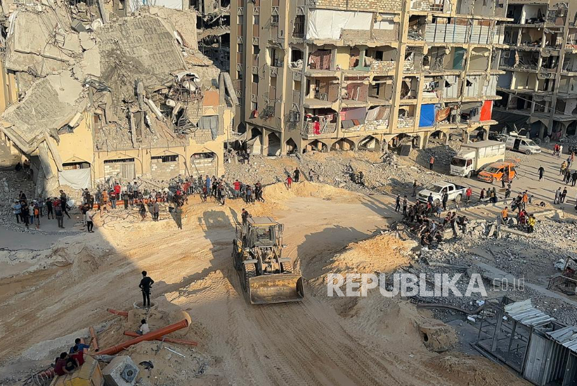 Suasana pencarian jenazah sandera Israel yang terkubur di Khan Younis, Jalur Gaza, Jumat (17/10/2025).
