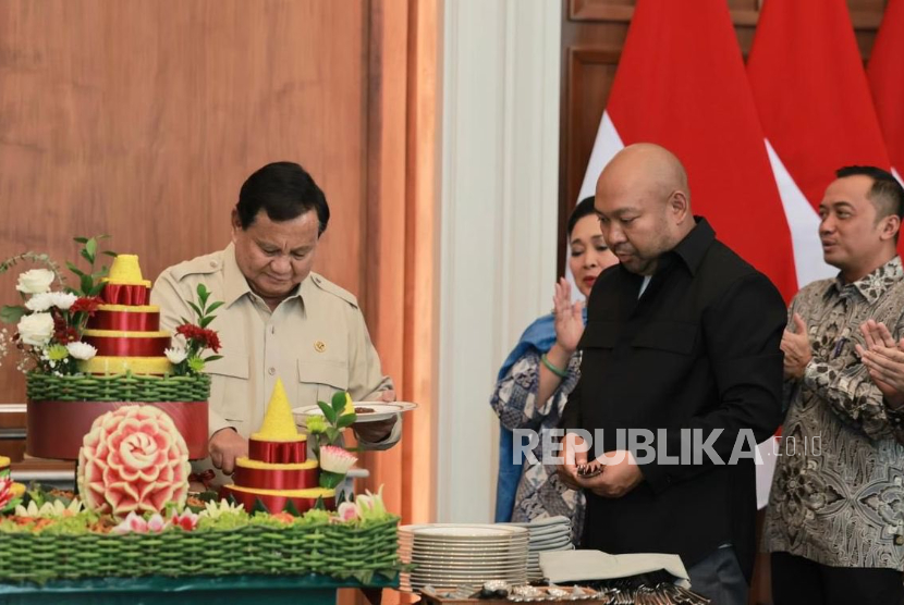 Presiden Prabowo Subianto merayakan HUT Ke-74 di Istana Kepresidenan Jakarta, Jumat (17/10/2025).