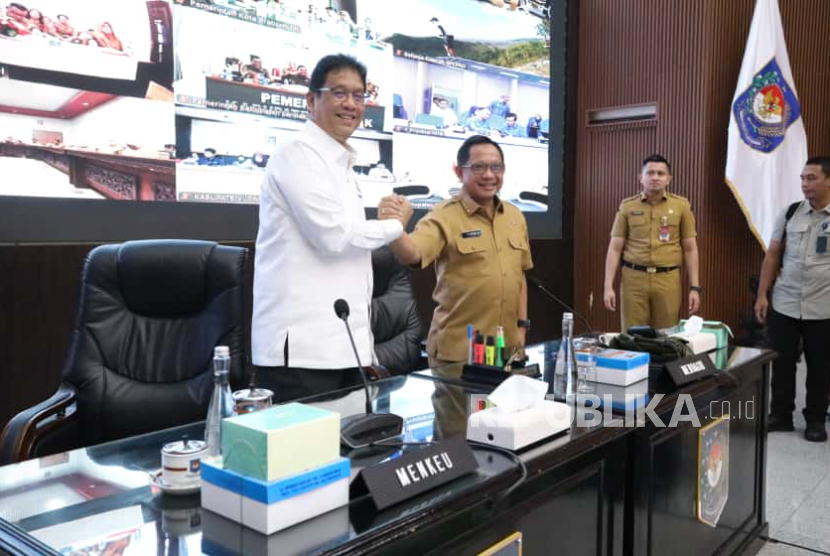 Mendagri M Tito Karnavian dan Menkeu Purbaya Yudhi Sadewa di kantor Kemendagri, Jakarta Pusat, Senin (20/10/2025).