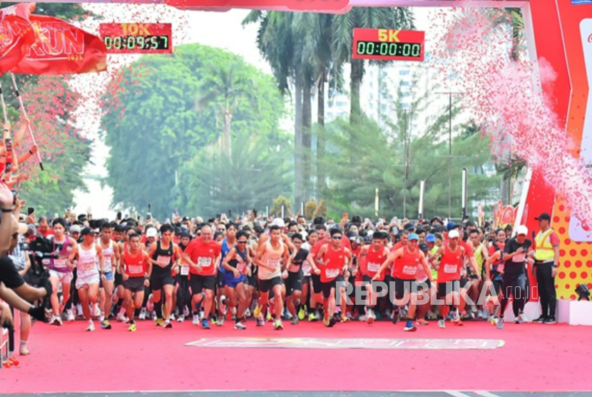 Ribuan pelari memadati kawasan Parkir Timur Senayan, Jakarta, dalam ajang Alfamart Run 2025, Ahad (19/10/2025).