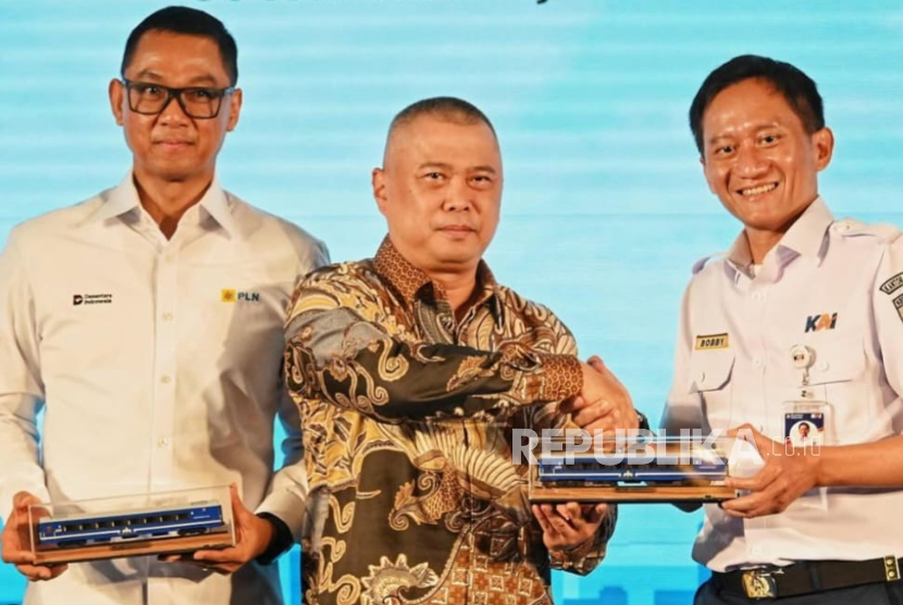 Menhub Dudy Purwagandhi didampingi Dirut PT KAI Bobby Rasyidin dan Dirut PT PLN Darmawan Prasodjo.