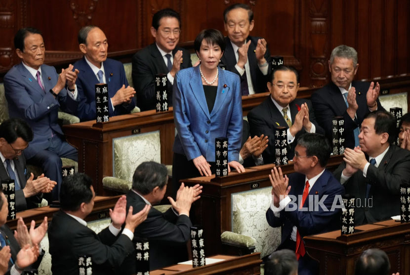  Anggota parlemen bertepuk tangan saat Sanae Takaichi terpilih sebagai perdana menteri baru Jepang dalam sidang luar biasa majelis rendah, di Tokyo, Jepang, Selasa, 21 Oktober 2025.