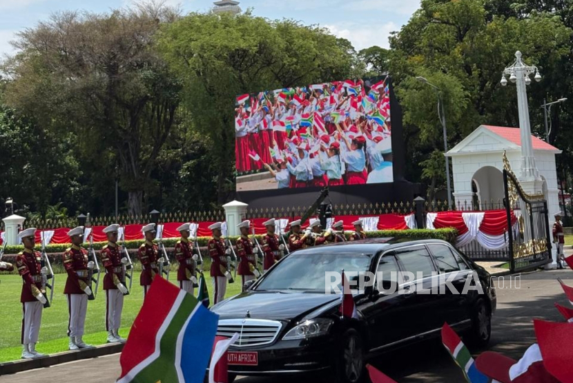 Mobil Presiden Afrika Selatan Cyril Ramaphosa tiba di halaman Istana Merdeka, Jakarta Pusat, Rabu (22/10/2025). 