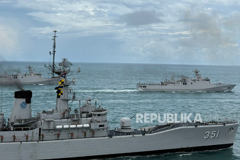 Salah satu kapal fregat milik TNI AL, KRI Ahmad Yani-351 di Teluk Jakarta.