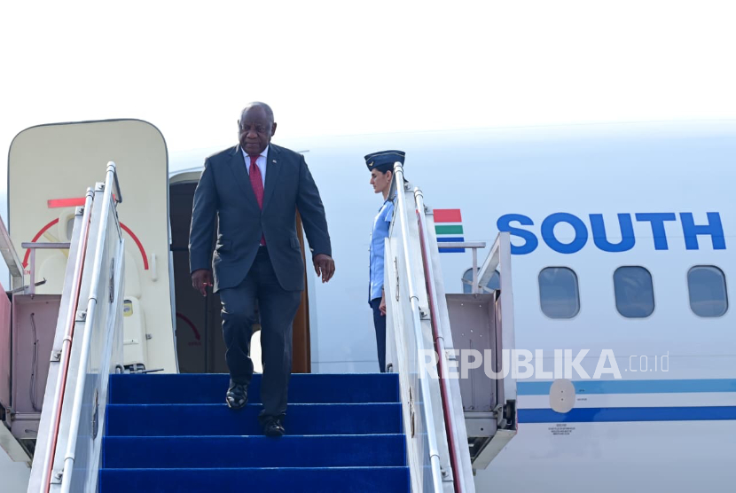 Presiden Afrika Selatan (Afsel) Matamela Cyril Ramaphosa mendarat di Lanud Halim Perdanakusuma, Jakarta Timur, Rabu (22/10/2025).