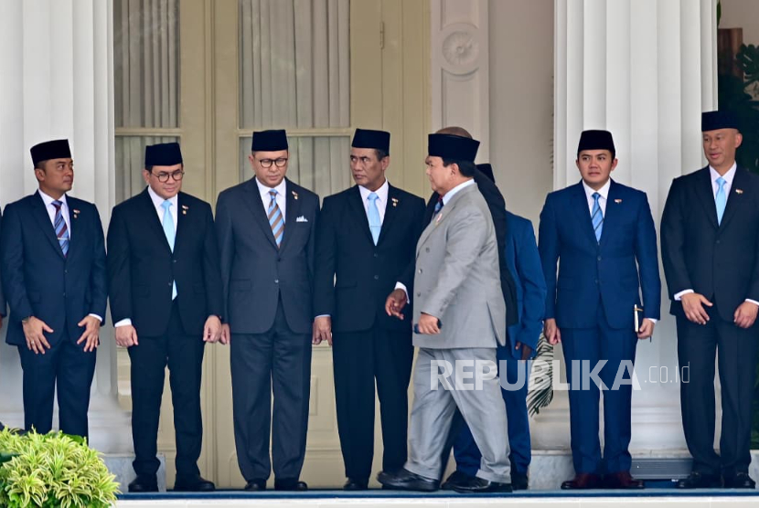Presiden Prabowo Subianto bersama sejumlah menteri Kabinet Merah Putih di Istana Merdeka, Jakarta Pusat.