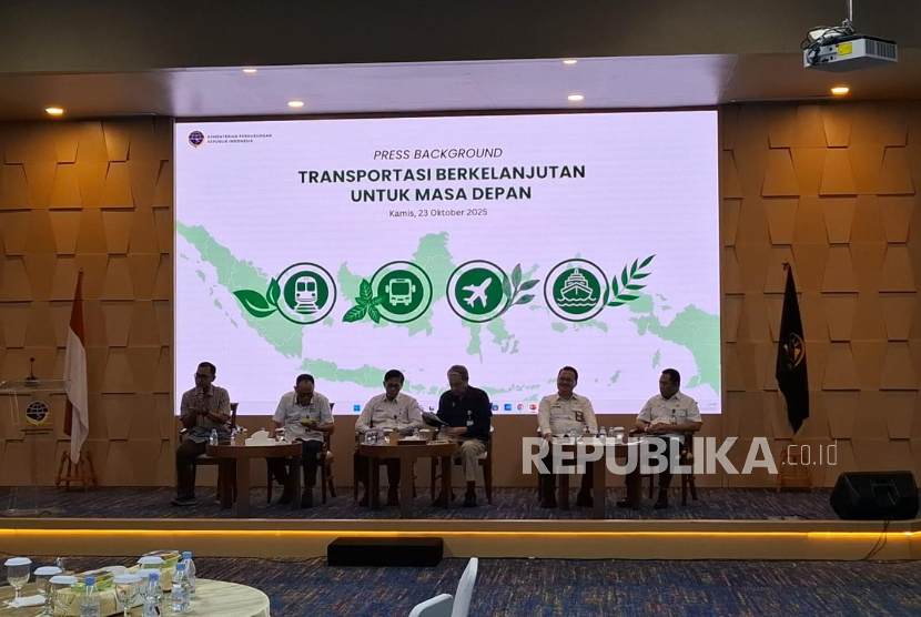 Suasana press background bertema Transportasi Berkelanjutan untuk Masa Depan di Kantor Kementerian Perhubungan, Jakarta, Kamis (23/10/2025).