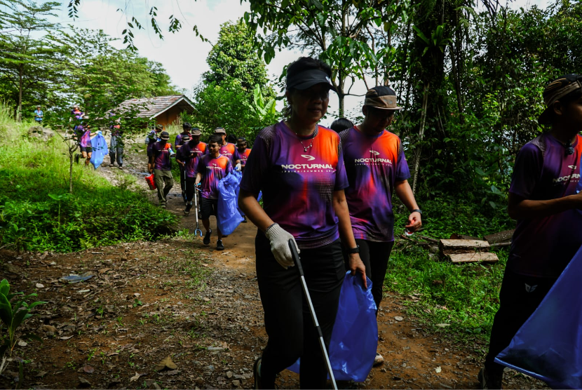 Langkah Kecil Menjaga Alam Lewat Aksi Hike and Clean di Gunung Pancar