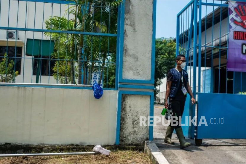 Petugas keluar dari salah satu pabrik yang telah didekontaminasi dari radiasi Cesium-137 (Cs-137) di Kawasan Industri Cikande, Kabupaten Serang, Banten, Jumat (8/10/2025).