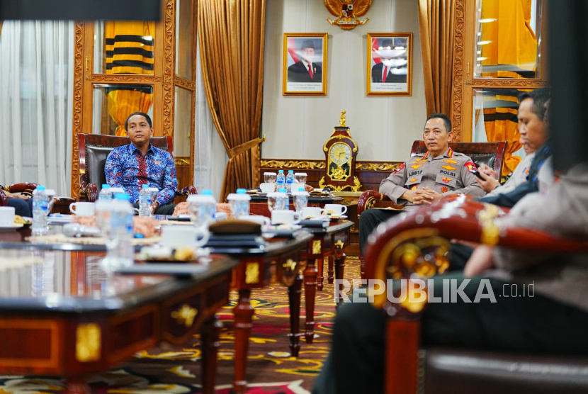 Kapolri Jenderal Listyo Sigit Prabowo menggelar audiensi dengan Menteri Kehutanan (Menhut) Raja Juli Antoni di Mabes Polri.