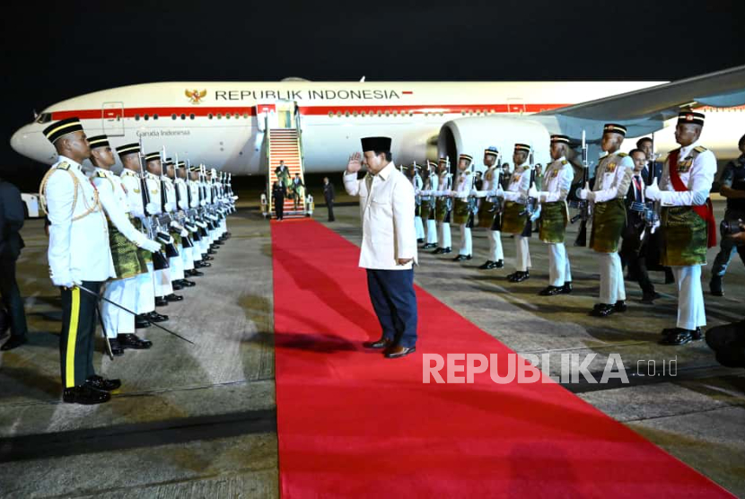 Hadiri KTT Ke-47 ASEAN, Prabowo Disambut Hangat PM Anwar Ibrahim