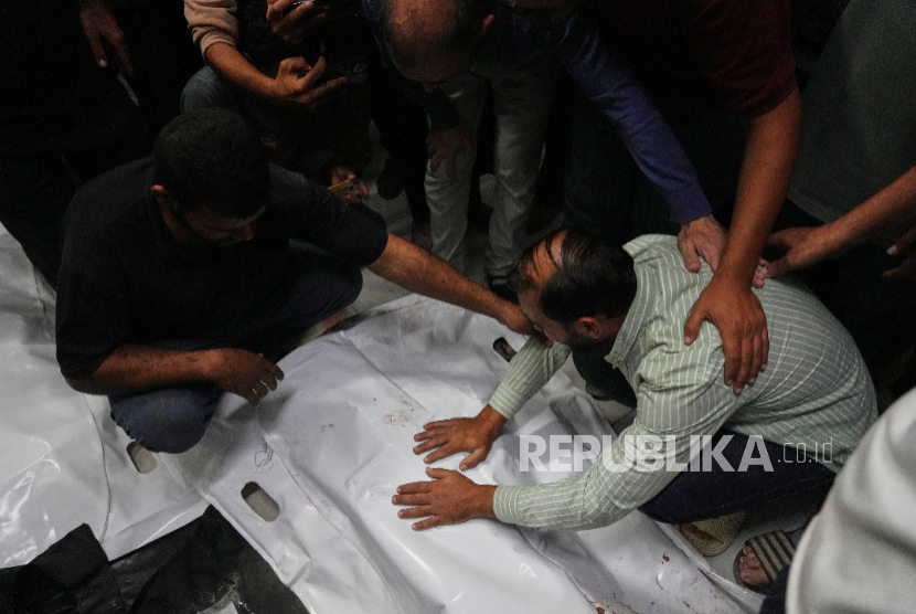 Jenazah warga Palestina yang syahid dalam serangan tentara Israel dibawa ke Rumah Sakit Nasser di Khan Younis, Jalur Gaza, Selasa, 28 Oktober 2025.