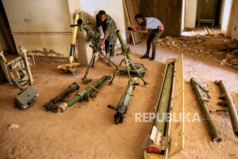 Perwira militer Sudan memeriksa lokasi penyimpanan senjata milik Pasukan Dukungan Cepat (RSF) paramiliter yang baru ditemukan di Khartoum, Sudan, Sabtu, 3 Mei 2025.