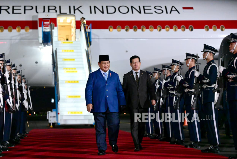 Presiden RI Jenderal (Purn) Prabowo Subianto tiba di Pangkalan Udara Gimhae, Busan, Korsel pada Kamis (30/10/2025) sekitar pukul 22.20 waktu setempat (WS). di Korea Selatan (Korsel)