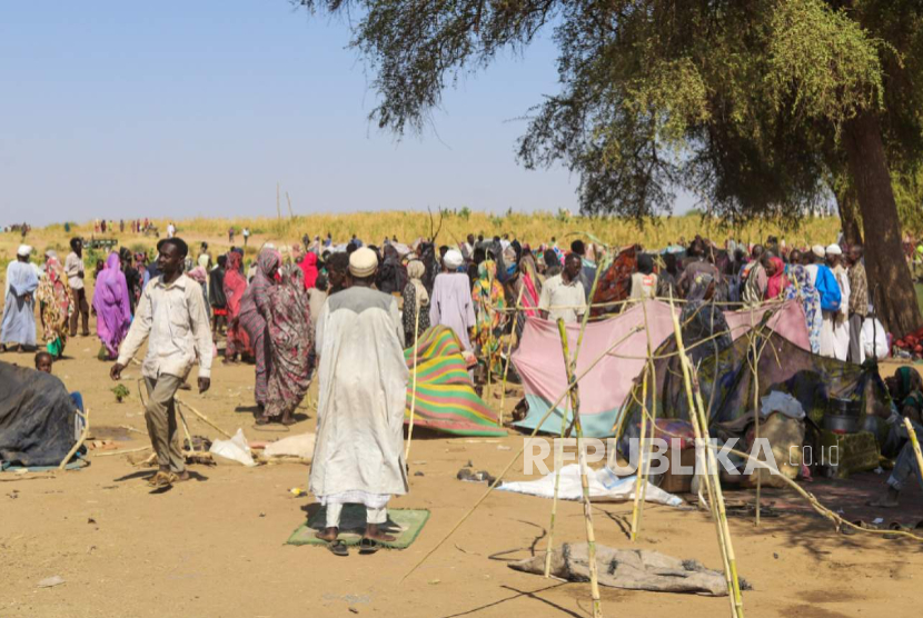 Warga Sudan yang melarikan diri dari kota el-Fasher, setelah pasukan paramiliter Sudan membunuh ratusan orang di wilayah barat Darfur di kamp di Tawila, Sudan, Rabu, 29 Oktober 2025.