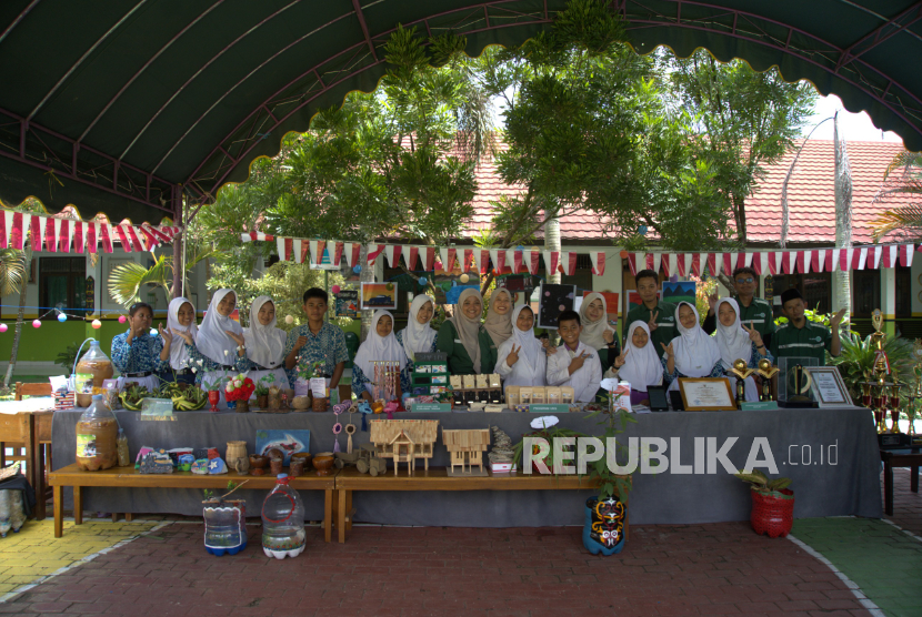 PT Astra Agro Lestari Tbk (Astra Agro) menerapkan inovasi Program Pendidikan Lingkungan di sekolah binaan melalui Muatan Lokal Pendidikan Lingkungan Kebun Sawit (Mulok PLKS).
