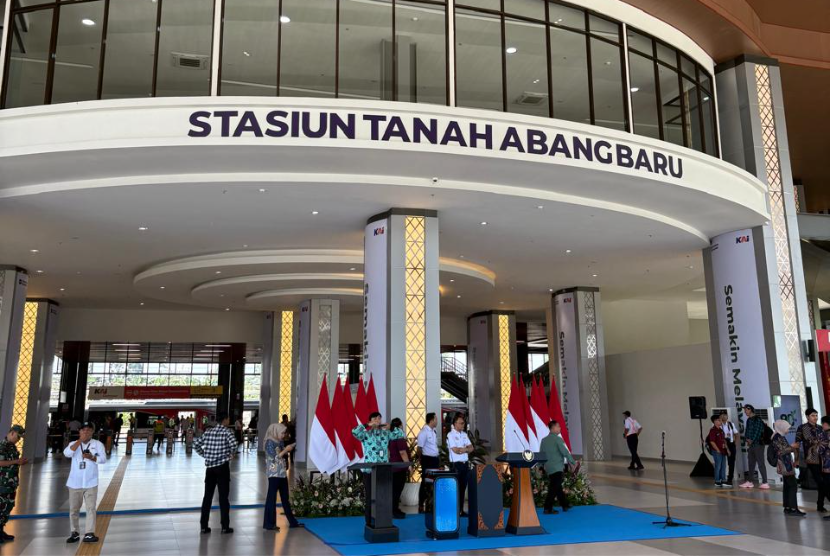 Prabowo Kunjungi Stasiun Manggarai Disambut Dirut PT KAI