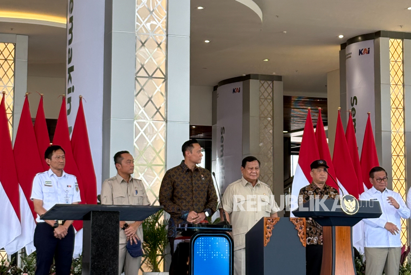 Prabowo Naik KRL Commuter Line Produksi China ke Tanah Abang