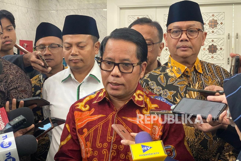 Sekretaris Jenderal Kementerian Agama (Sekjen Kemenag) Kamaruddin Amin (tengah) di Kemenag RI, Kamis (30/10/2025). 