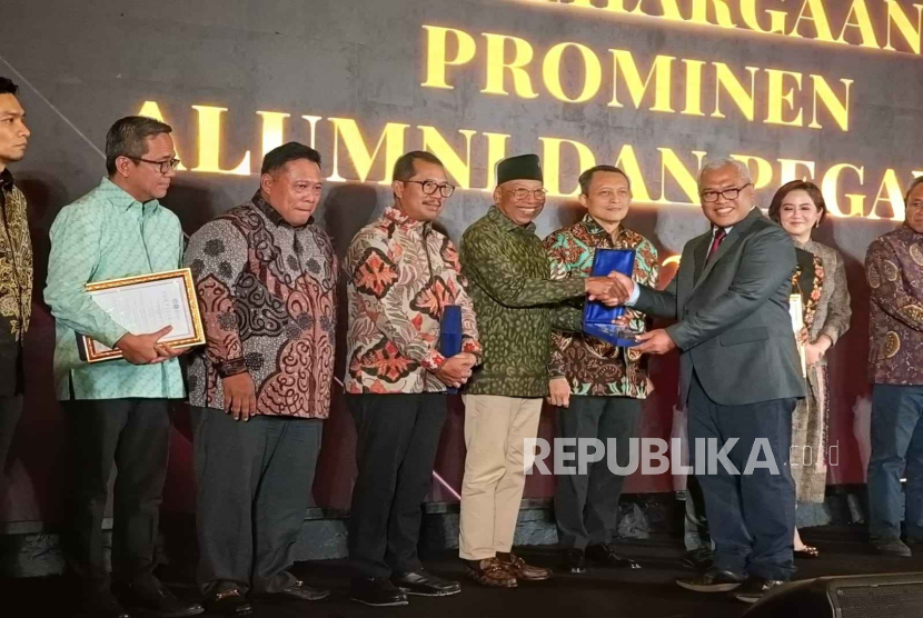 Fakultas Hukum Unibraw Beri Penghargaan Alumninya, Ada Politisi Senior PDIP I Wayan Sudirta