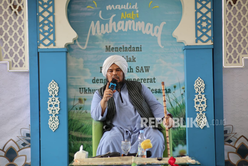 Pendakwah Ustadz Derry Sulaiman saat menjadi penceramah utama dalam Peringatan Maulid Nabi Muhammad SAW di Masjid Al Barokah, Puri Sasak Panjang 2, Kabupaten Bogor, Ahad (9/11/2025).