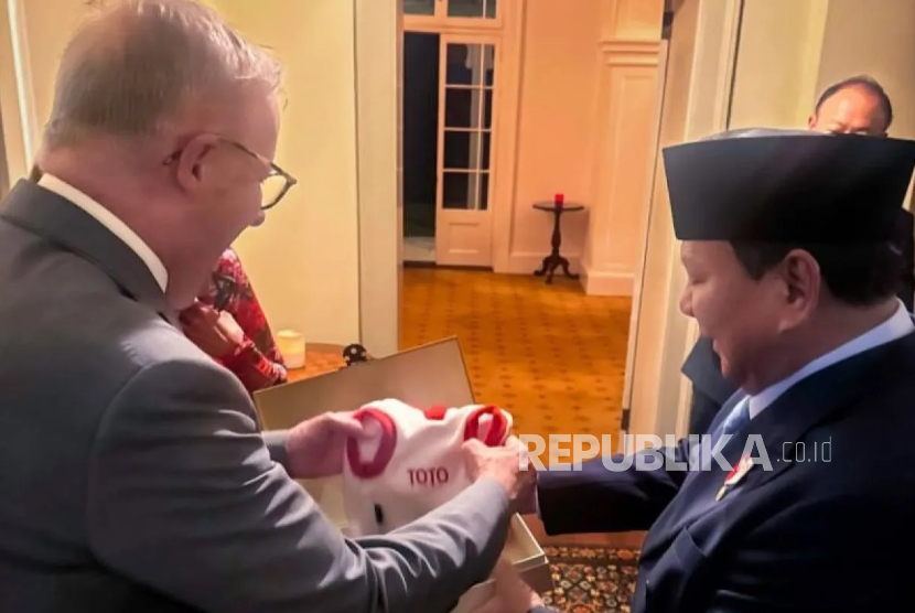 Hadiah yang diberikan Presiden RI Prabowo Subianto untuk anjing peliharaan Perdana Menteri Australia Anthony Albanese.