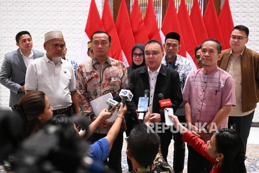 Wakil Ketua DPR Sufmi Dasco Ahmad dan Menteri Sekretaris Negara (Mensesneg) Prasetyo Hadi bersama dua guru asal Luwu Utara di Lanud Halim Perdanakusuma, Jakarta Timur, Kamis (13/11/2025) dini hari WIB.