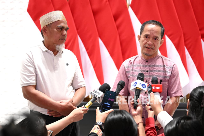 Hukuman Dipecat dan Penjara Dibatalkan Prabowo, Dua Guru SMAN 1 Luwu Utara Berkaca-kaca