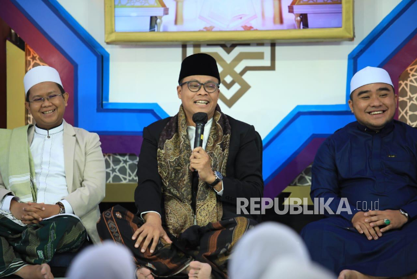 Sekretaris Lembaga Dakwah Pengurus Besar Nahdlatul Ulama (LD PBNU) KH Nurul Badruttamam (tengah).