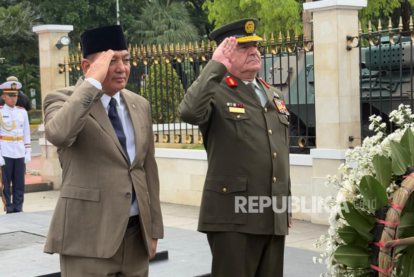 Menteri Pertahanan (Menhan) menerima kunjungan Kepala Staf Gabungan Angkatan Bersenjata Yordania Mayjen Pilot Yousef Ahmed Al-Hunaity di kantor Kementerian Pertahanan (Kemenhan) RI, Jalan Medan Merdeka Barat, Jakarta Pusat, Jumat (14/11/2025).