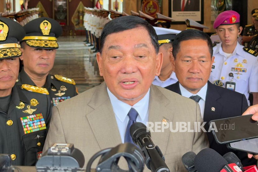 Menhan Sjafrie Sjamsoeddin di kantor Kemenhan, Jakarta Pusat, Jumat (14/11/2025).