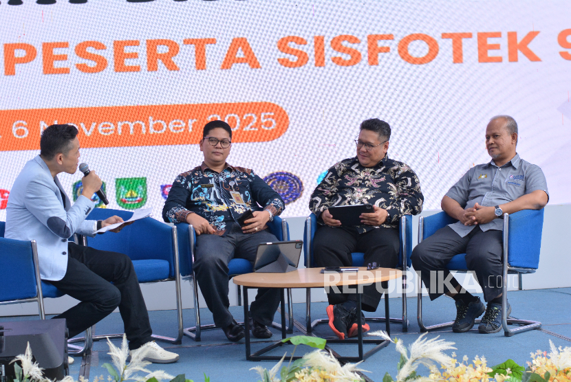 Ahli informatika yang juga guru besar teknologi informasi sekaligus Deputi Rektor Bidang Kerja Sama Universitas Budi Luhur Prof Arief Wibowo (kedua dari kanan).