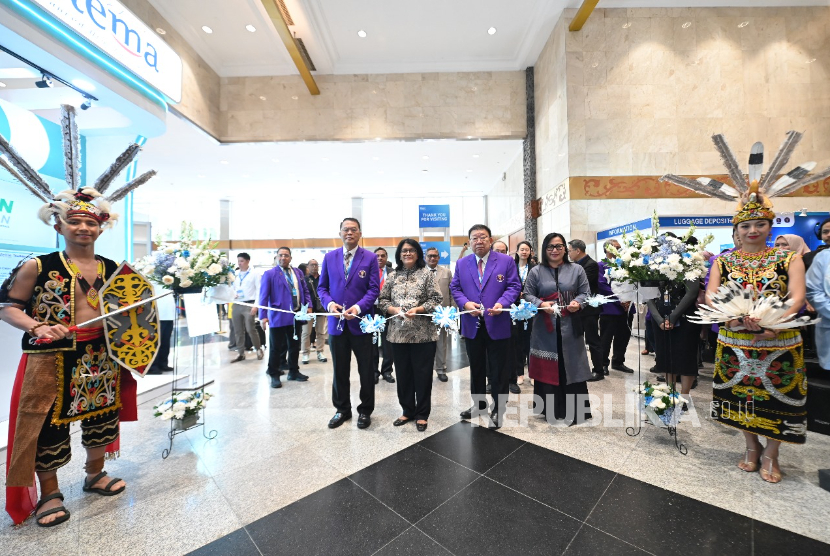 Pameran dan Konferensi Kedokteran Gigi Indonesia (IDEC) ke-4 resmi dibuka di JICC, Jumat (14/11/2025).