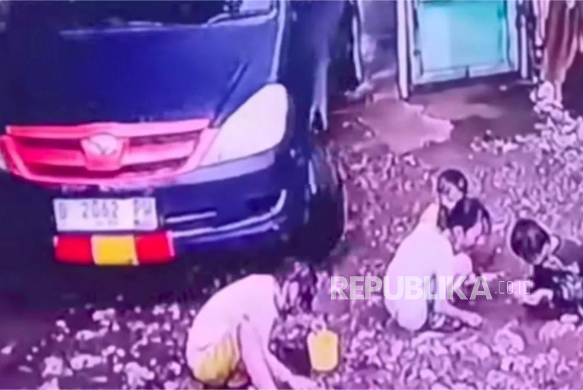 CCTV merekam mobil melindas dua anak kecil yang sedang bermain di pinggir jalan.