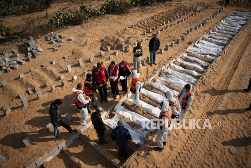 Jenazah warga Palestina tak dikenal yang kembali dari Israel sebagai bagian dari kesepakatan gencatan senjata dimakamkan di Deir al-Balah, Jalur Gaza, Jumat, 14 November 2025.