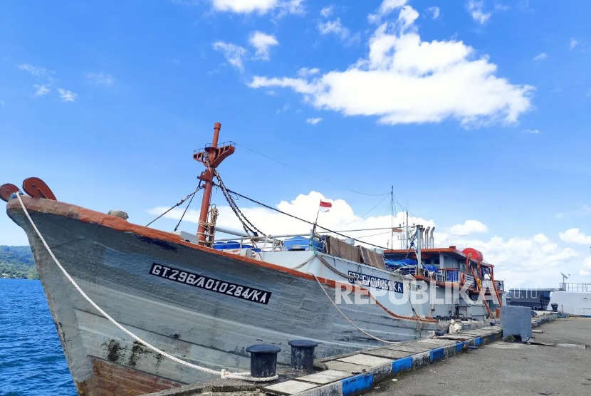 KM Bangka Jaya 9 yang ditangkap karena mengangkut 40 ton solar tanpa dokumen resmi di wilayah perairan utara Pulau Buru Maluku. 