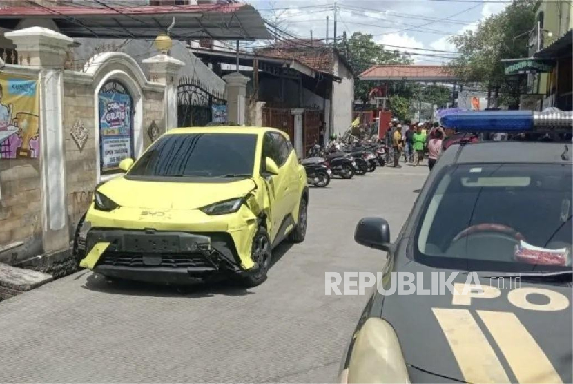 Kepolisian menyita mobil warna kuning usai menabrak sejumlah kendaraan dan gerobak warung di Jalan Swasembada Barat, Kecamatan Tanjung Priok, Jakarta Utara, Ahad (16/11/2025).