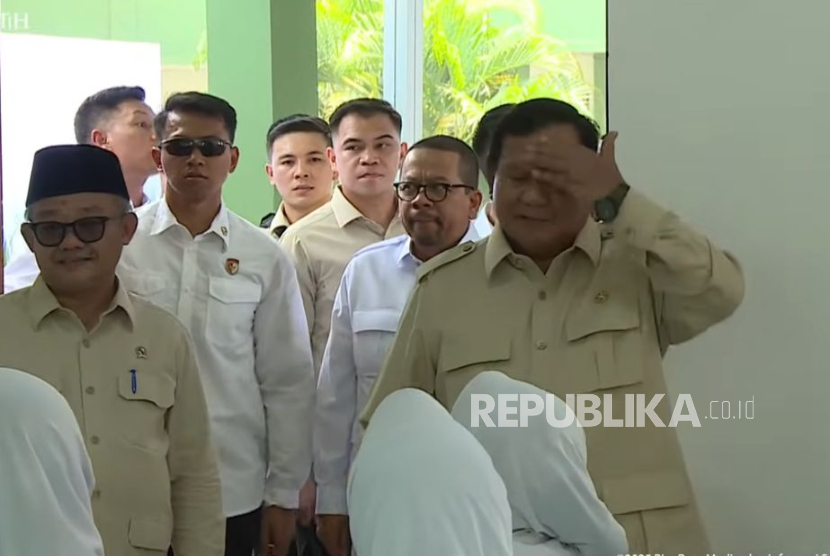 Presiden Prabowo Subianto meluncurkan penggunaan IFP di SMPN 4 Kota Bekasi, Jawa Barat, Senin (17/11/2025).