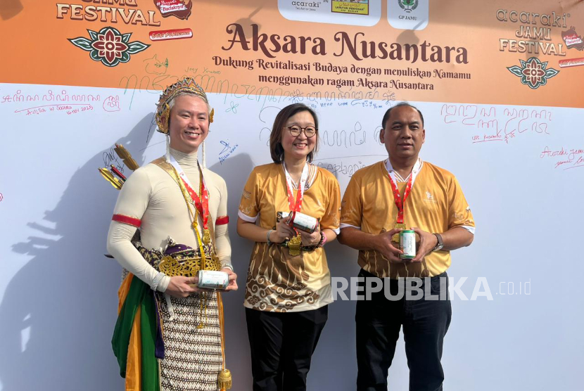 Wamenekraf Irene Umar (tengah) menghadiri Acaraki Jamu Festival (AJF) di Taman Fatahillah, Kota Tua, Jakarta Barat.