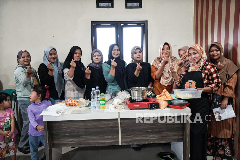 Ibu-ibu pelatihan olahan ikan air tawar berupa kreasi nugget dan siomai ikan.