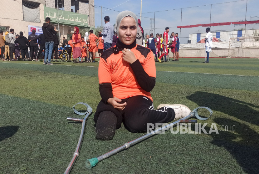 Farah Asleem, pemain sepak bola berusia 15 tahun yang kehilangan kakinya akibat serangan Israel.