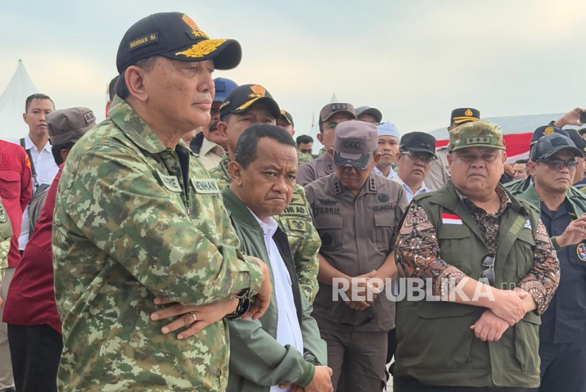 Menhan Sjafrie Sjamsoeddin, Menteri ESDM Bahlil Lahadalia, Panglima TNI Jenderal Agus Subiyanto, dan Jaksa Agung ST Burhanuddin meninjau tambang timah ilegal di Kabupaten Bangka Tengah, Provinsi Bangka Belitung, Rabu (19/11/2025).