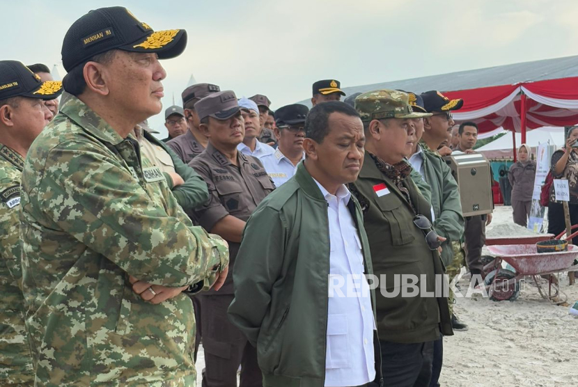 Menhan Sjafrie Sjamsoeddin, Menteri ESDM Bahlil Lahadalia, Panglima TNI Jenderal Agus Subiyanto, dan Jaksa Agung ST Burhanuddin meninjau tambang timah ilegal di Kabupaten Bangka Tengah, Provinsi Bangka Belitung, Rabu (19/11/2025).