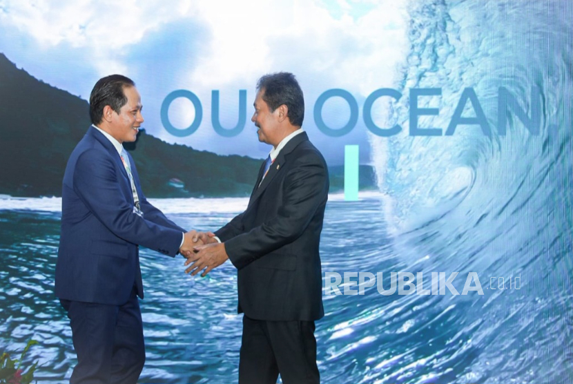 Menteri Lingkungn Hidup Hanif Faisol Nurofiq bersama Menteri Kelautan dan Perikanan Wahyu Sakti Trenggono.