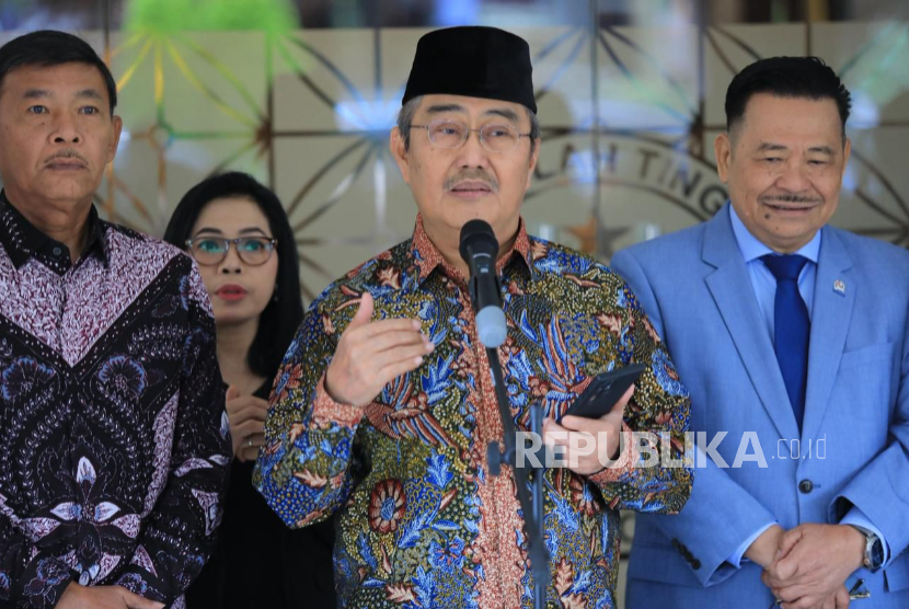 Ketua Komisi Percepatan Reformasi Polri Prof Jimly Asshiddiqie memberi keterangan usai pertemuan di PTIK, Jakarta, Rabu (19/11/2025).
